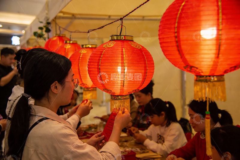 高清大图下载【趣麦麦图】元宵节灯笼制作活动现场