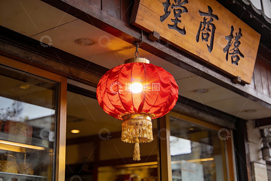 古色古香店铺悬挂红灯笼