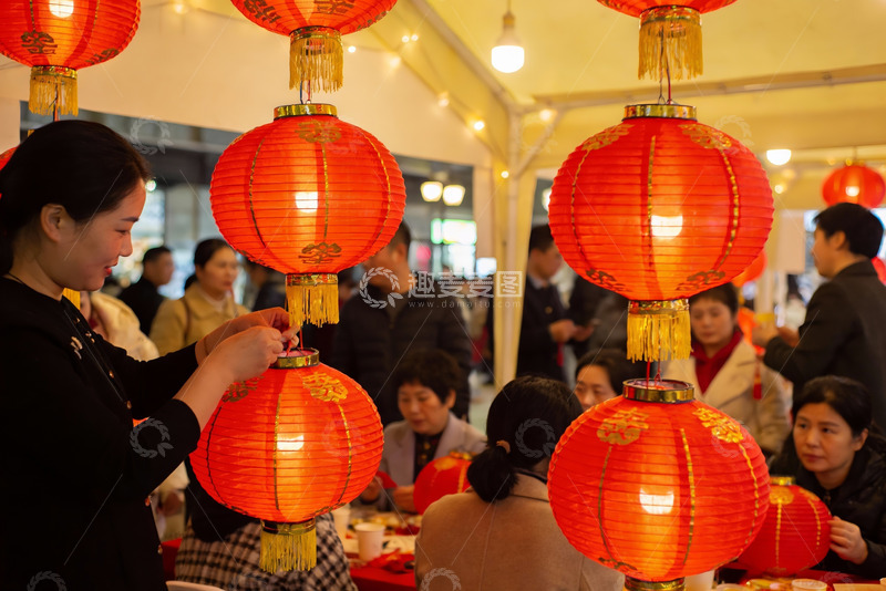 高清大图下载【趣麦麦图】女子制作红灯笼节日场景