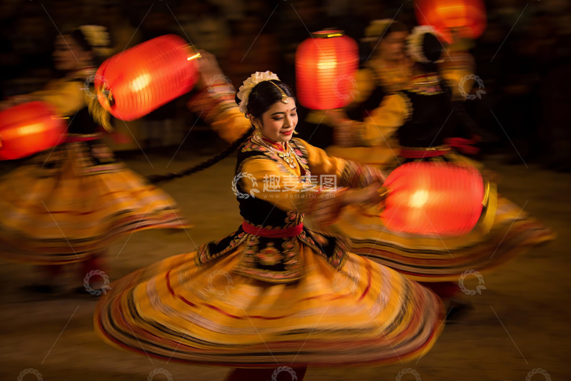 高清大图下载【趣麦麦图】舞者手持红灯笼表演传统舞蹈
