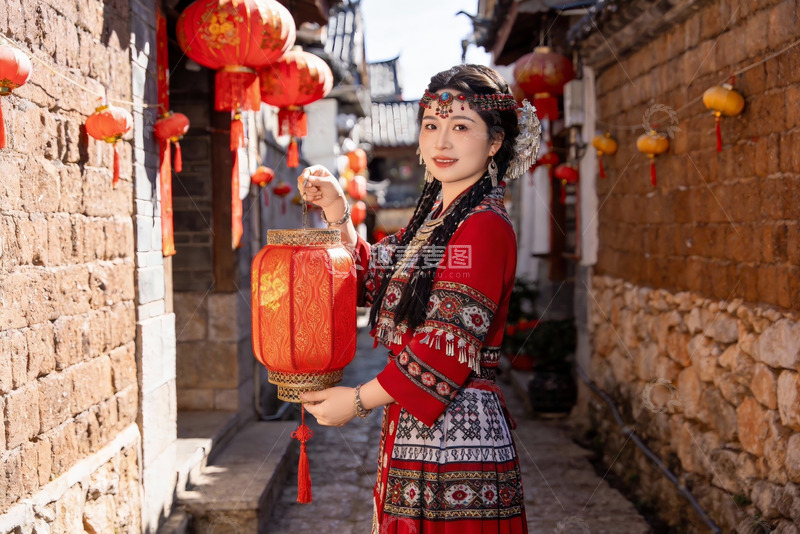 高清大图下载【趣麦麦图】身着民族服饰女子手持红灯笼