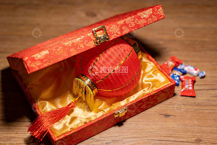 红色礼盒中的灯笼与糖果