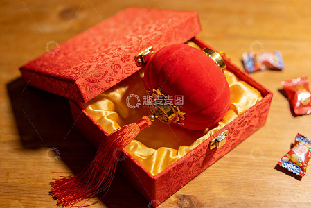 红色礼盒内含灯笼与糖果