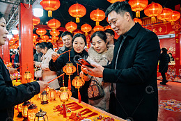 元宵节灯会人群选购花灯