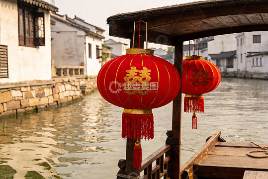 古桥流水红灯笼