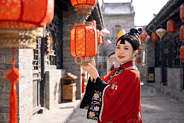 身着红衣古装女子手持灯笼