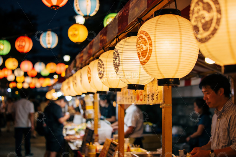 高清大图下载【趣麦麦图】夜市灯笼下的人群熙攘