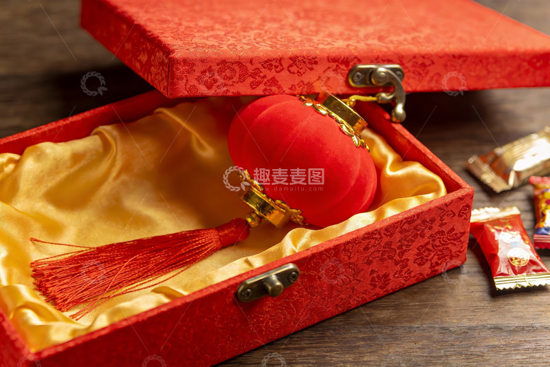 高清大图下载【趣麦麦图】红色礼盒内含灯笼与糖果