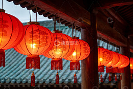 古建筑屋檐下悬挂的红色灯笼
