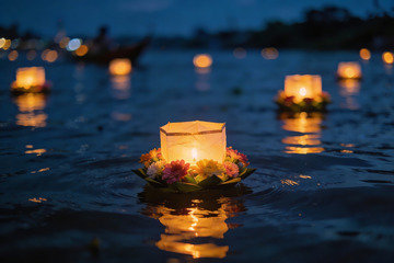 夜色中花灯漂浮水面