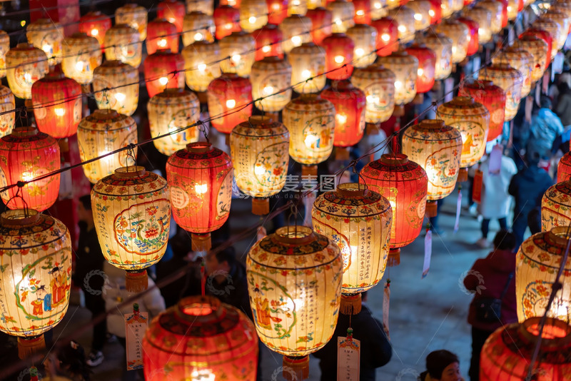 高清大图下载【趣麦麦图】夜市灯笼高挂人群熙攘