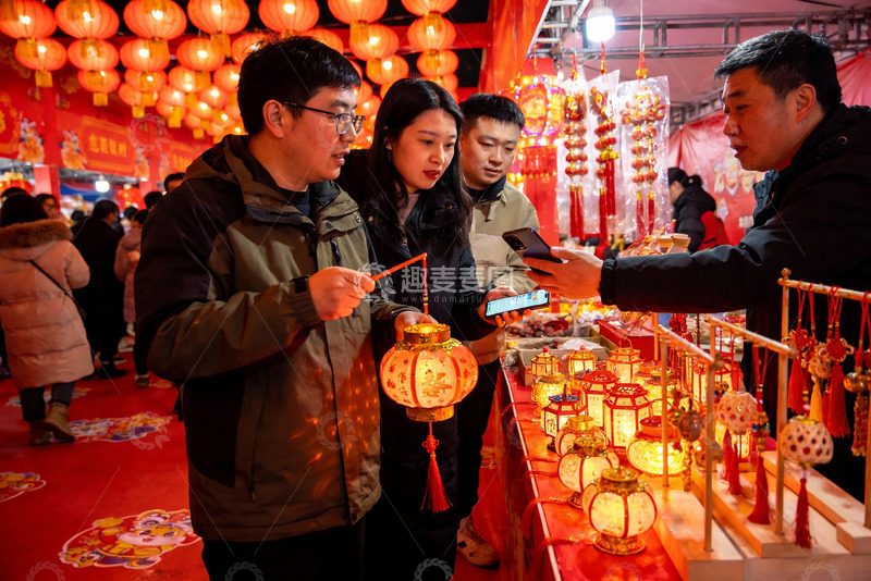 高清大图下载【趣麦麦图】元宵节灯会人群选购花灯