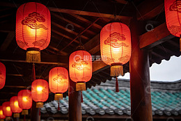 古建筑屋檐下悬挂的红色灯笼