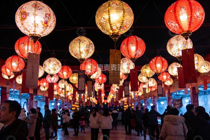 高清大图下载【趣麦麦图】夜市灯笼高挂人群熙攘
