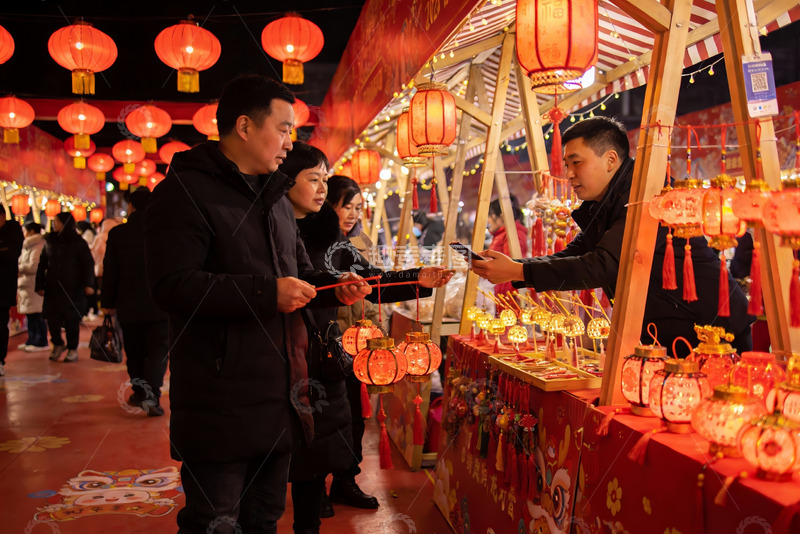 高清大图下载【趣麦麦图】夜市灯笼摊前热闹选购