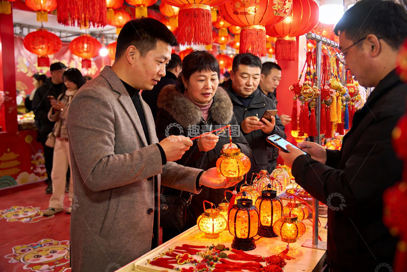 高清大图下载【趣麦麦图】新春灯会人群选购花灯
