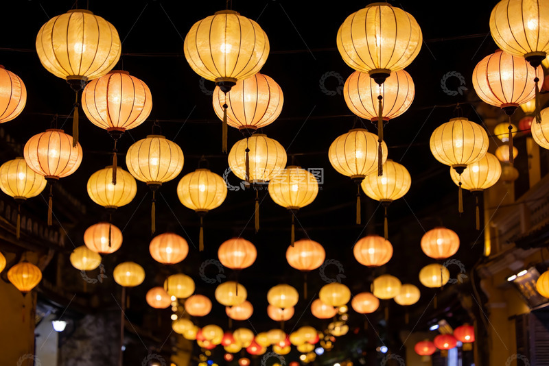 高清大图下载【趣麦麦图】夜空中悬挂的圆形灯笼群