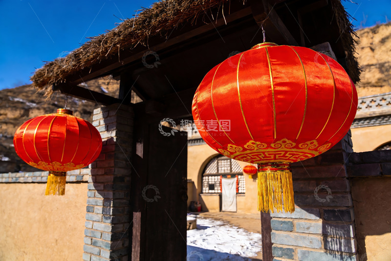 高清大图下载【趣麦麦图】红灯笼映衬古朴村落入口