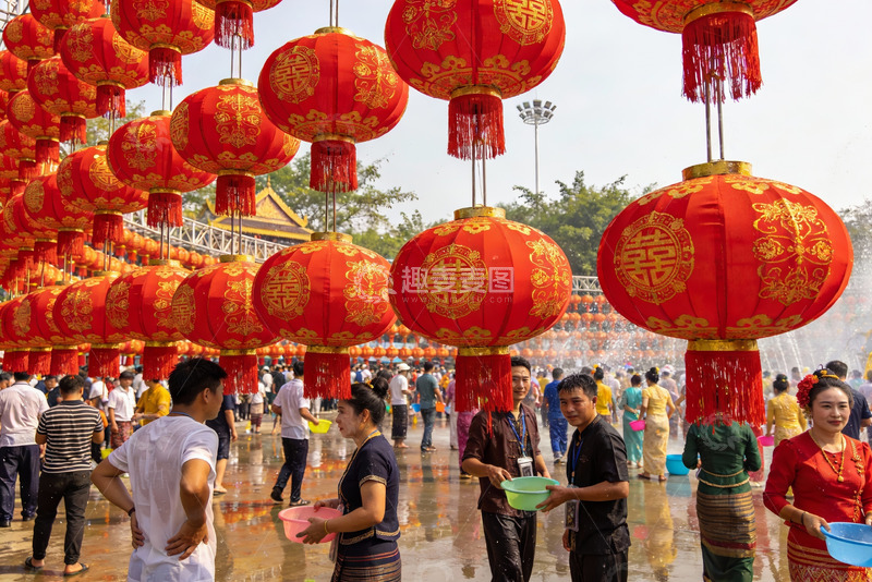 高清大图下载【趣麦麦图】红灯笼节庆人群泼水欢庆