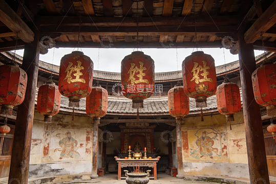 古建筑庭院悬挂红灯笼