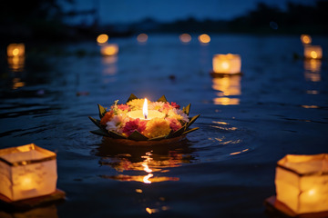 夜色中花灯漂浮水面