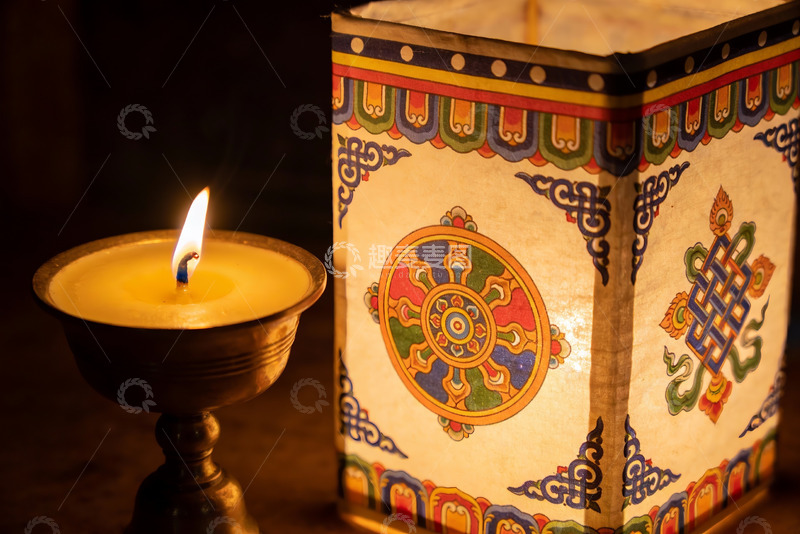 高清大图下载【趣麦麦图】烛光与彩绘灯笼的静谧之美