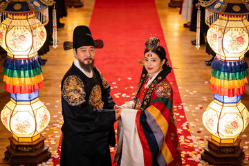 身着传统服饰的新人婚礼场景