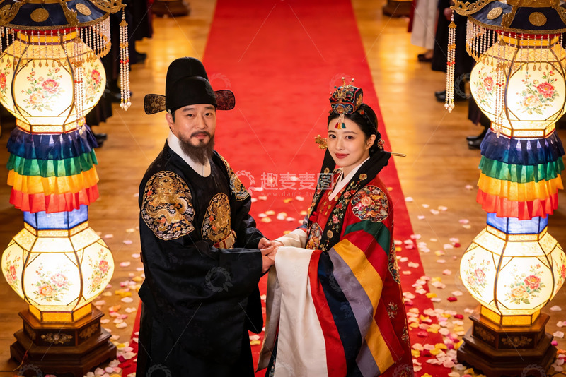 高清大图下载【趣麦麦图】身着传统服饰的新人婚礼场景