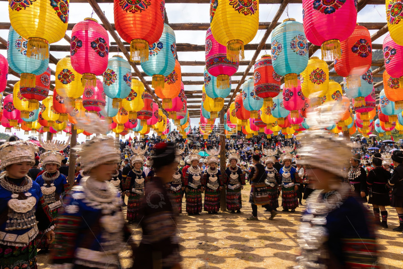 高清大图下载【趣麦麦图】民族服饰人群悬挂彩灯节日场景