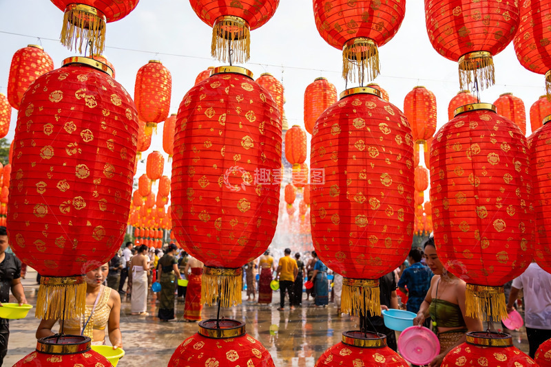高清大图下载【趣麦麦图】红灯笼挂满街头节日热闹非凡