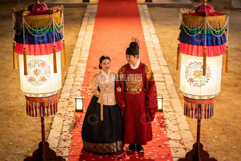 高清大图下载【趣麦麦图】身着传统服饰的新人在红毯上合影