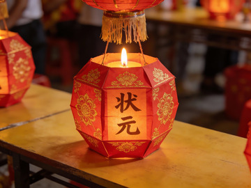 红灯笼内烛光摇曳