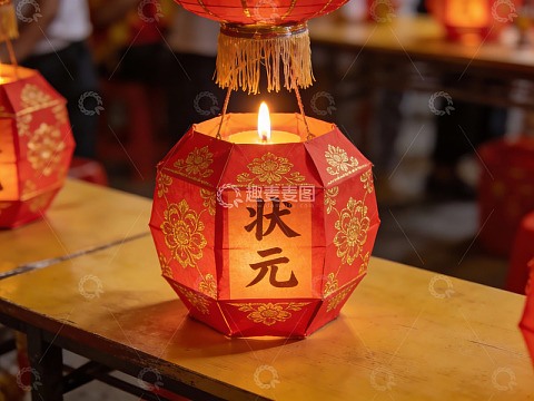 红灯笼内烛光摇曳