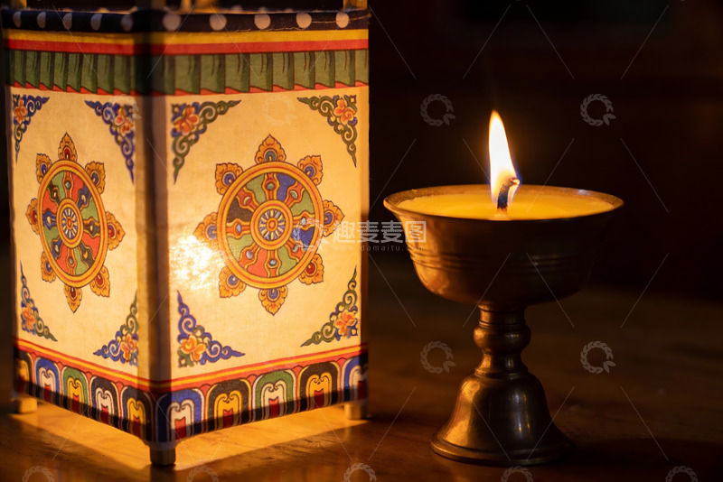 高清大图下载【趣麦麦图】藏式灯与酥油灯静谧燃烧