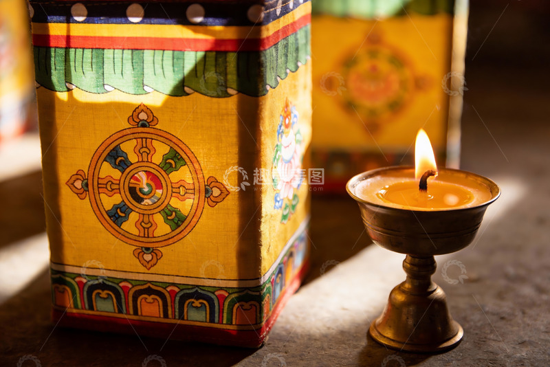 高清大图下载【趣麦麦图】藏式转经筒与烛光静谧场景