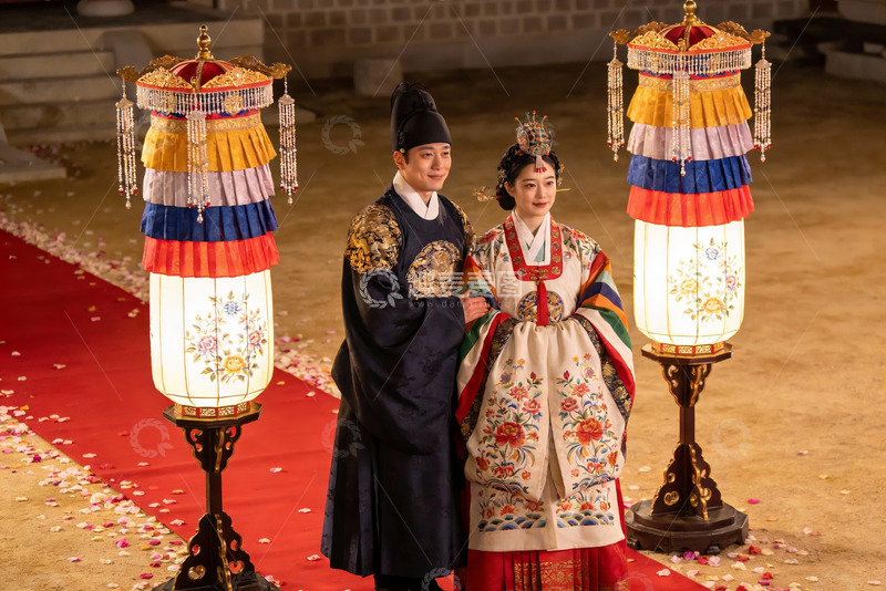 高清大图下载【趣麦麦图】身着传统服饰的男女在灯笼前合影