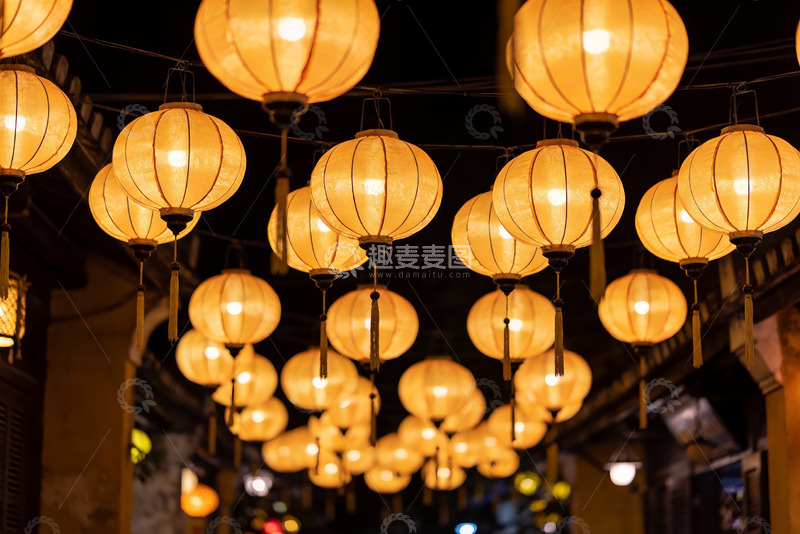 高清大图下载【趣麦麦图】夜市灯笼高挂光影交错