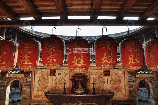 古建筑内悬挂红色灯笼祈福