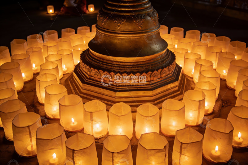 高清大图下载【趣麦麦图】佛塔前烛光祈福仪式