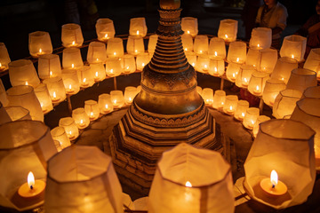 佛塔烛光祈福夜景