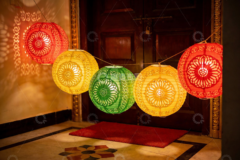 高清大图下载【趣麦麦图】彩色灯笼装饰门廊