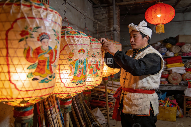 高清大图下载【趣麦麦图】男子制作传统彩绘灯笼