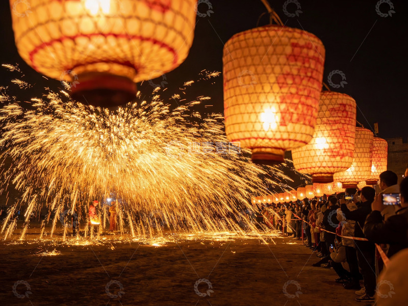 高清大图下载【趣麦麦图】夜空中绽放的烟花与灯笼