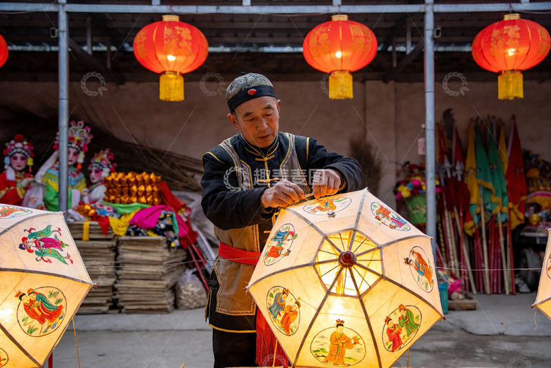 高清大图下载【趣麦麦图】老人制作传统彩绘灯笼