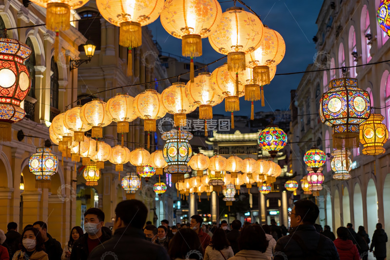 高清大图下载【趣麦麦图】夜市灯笼高挂人群熙攘