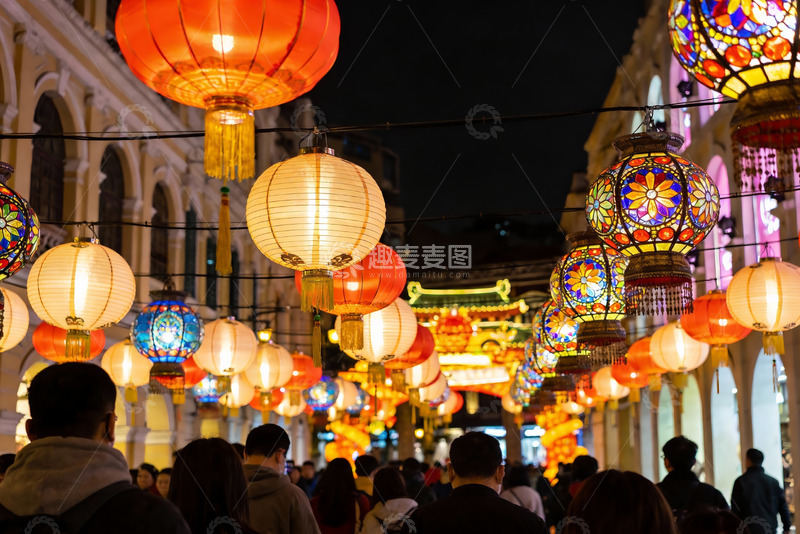 高清大图下载【趣麦麦图】夜市灯笼高挂人群熙攘