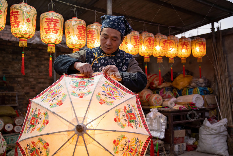 高清大图下载【趣麦麦图】匠人制作传统花伞灯笼