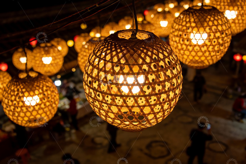 高清大图下载【趣麦麦图】夜市竹编灯笼光影