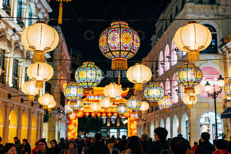 高清大图下载【趣麦麦图】夜市灯笼高挂人群熙攘