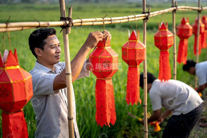 高清大图下载【趣麦麦图】男子户外挂红灯笼庆祝节日